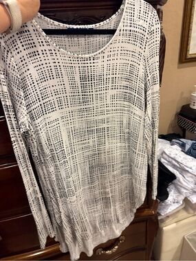 Apt. 9 White Long Sleeve Top with Black Grid Print